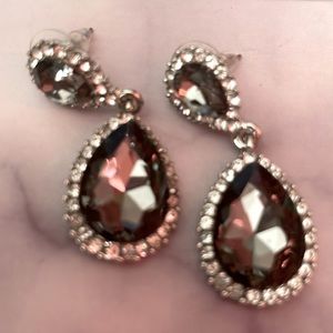 Very pretty post back earrings